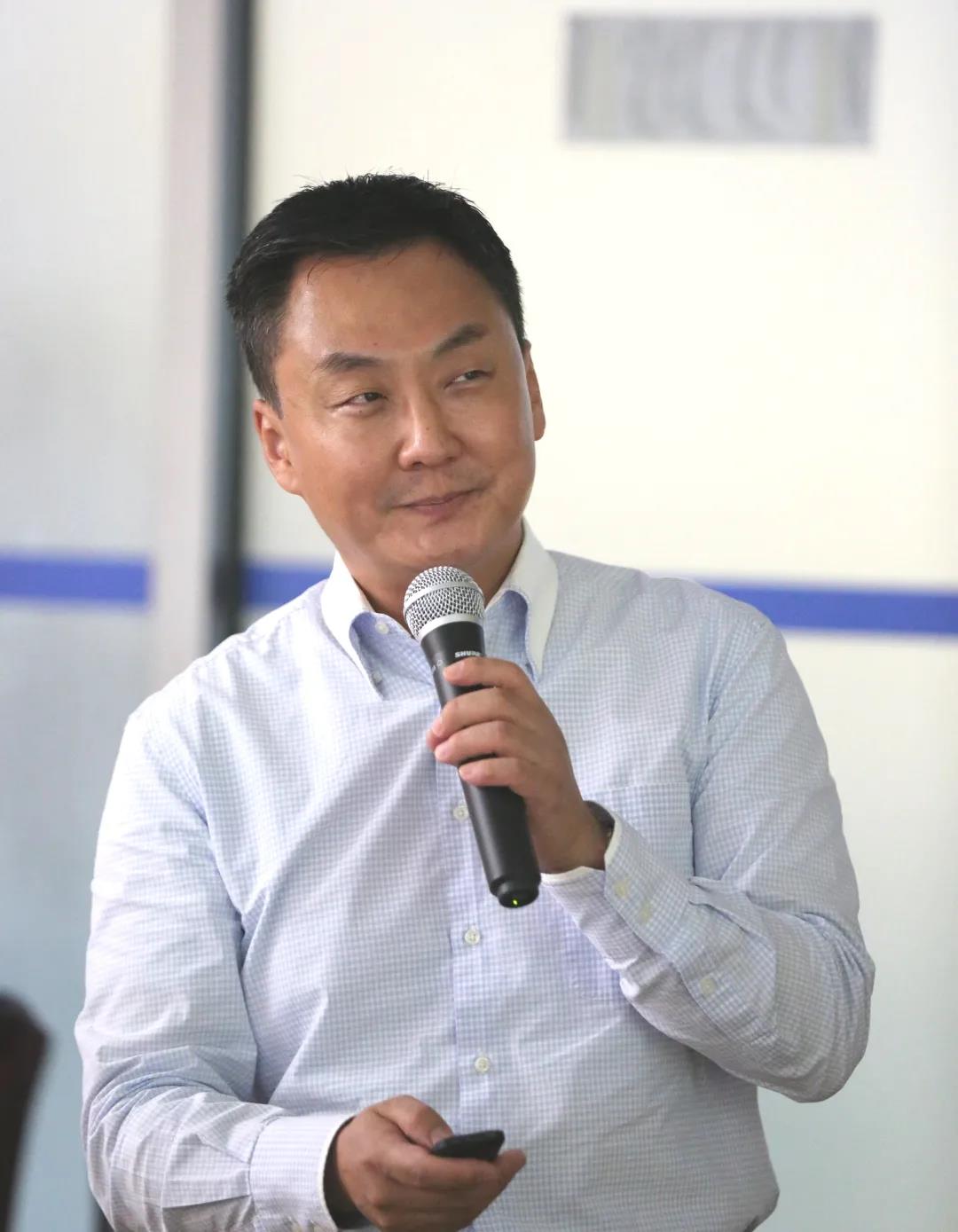 中国电子信息博览会负责人、深圳市平板显示行业协会副会长兼秘书长郭灏明介绍电博会筹备情况